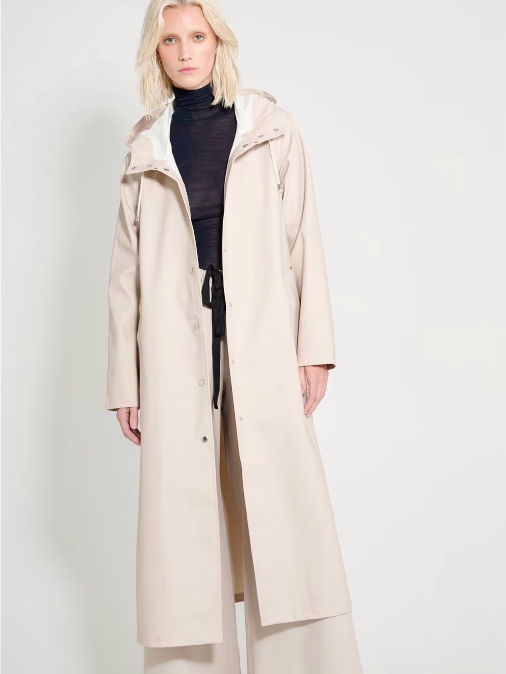 Stutterheim Mosebacke Long Raincoat in Sand